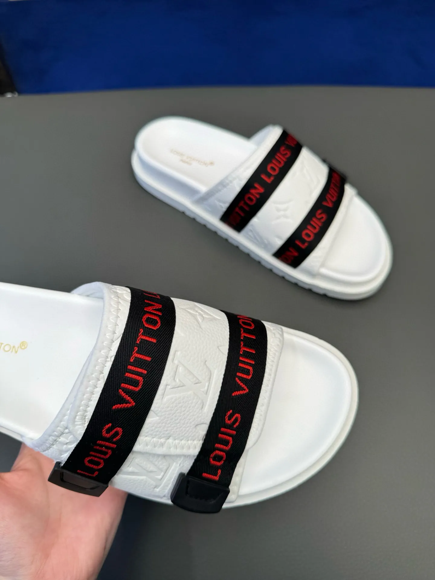 [L Home] P: 340💰Size: 38-45 Top purchasing lv men's summer slippers, classic presbyopia with soft real leather lining, unique color splicing effect, distinctive personality, fashionable and trendy essential style, light and comfortable. Lightweight and tough rubber insole, micro ridged foam outsole, super comfortable!